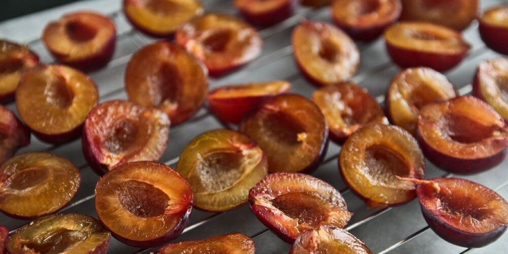 drying plums in the oven